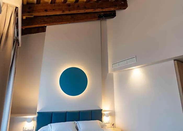Отель San Lorenzo Boutique Catedral 3*